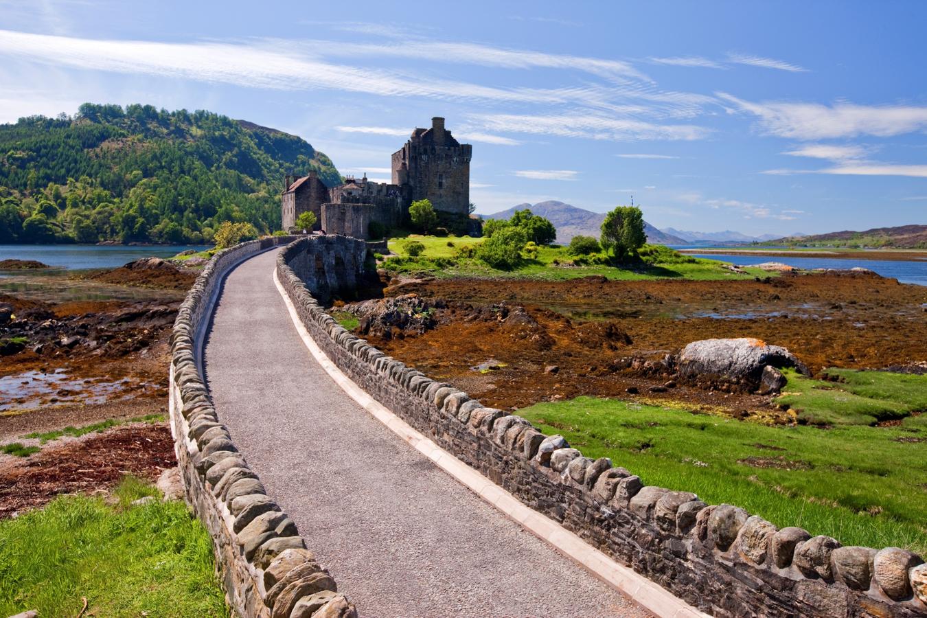 En agosto, huímos del calor sofocante y nos refugiamos en las Highlands de Escocia, en sus paisajes verdes y sus castillos que nos transportarán de inmediato a otra época.