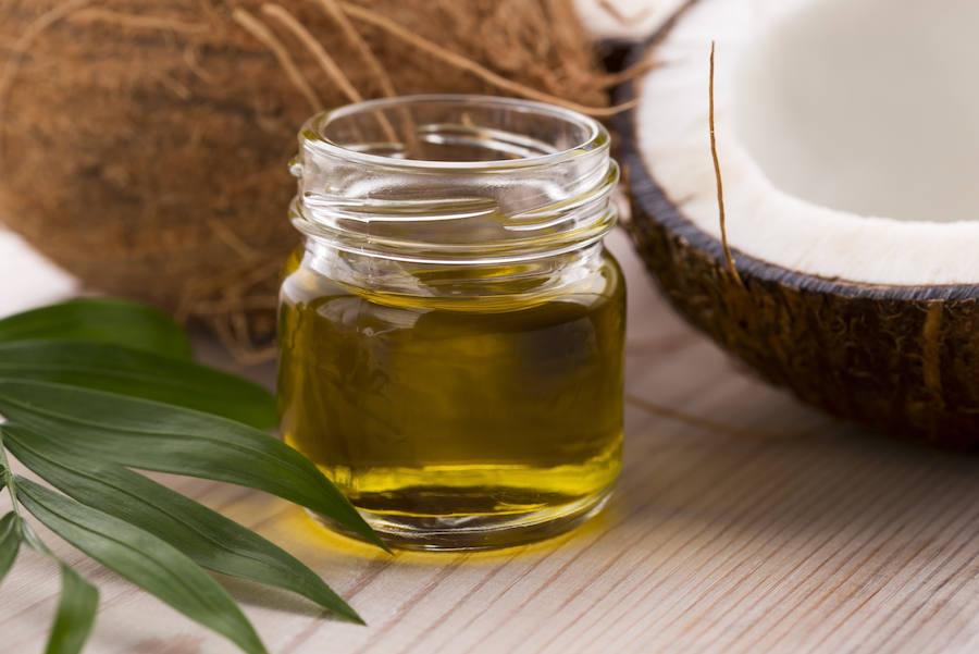 El aceite de coco contiene grasa saturada de origen vegetal con propiedades antibacterianas y antivirales, que ayudan a eliminar toxinas y también impurezas.