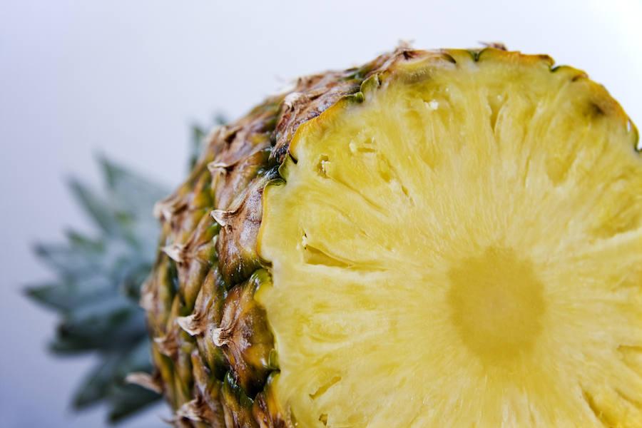 La piña es diurética, mejora la circulación linfática y combate la celulitis. Destaca por su alto contenido en cobre y manganeso, importantes en el proceso depurativo.
