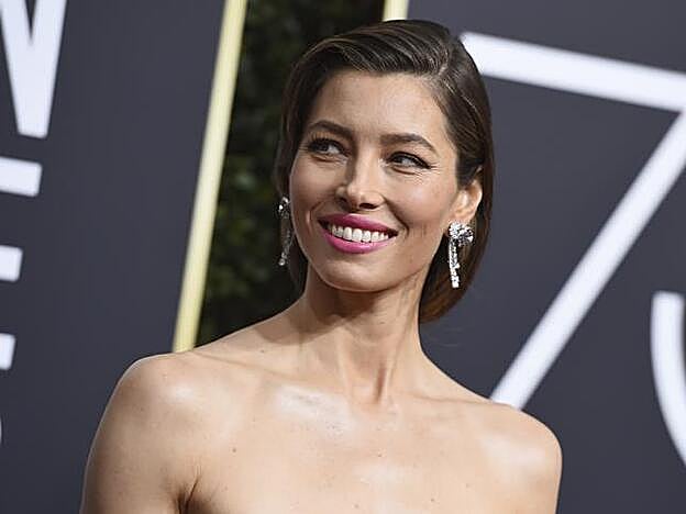 Galería. Jessica Biel con uno de los peinados más originales de la alfombra roja de los Globos de Oro