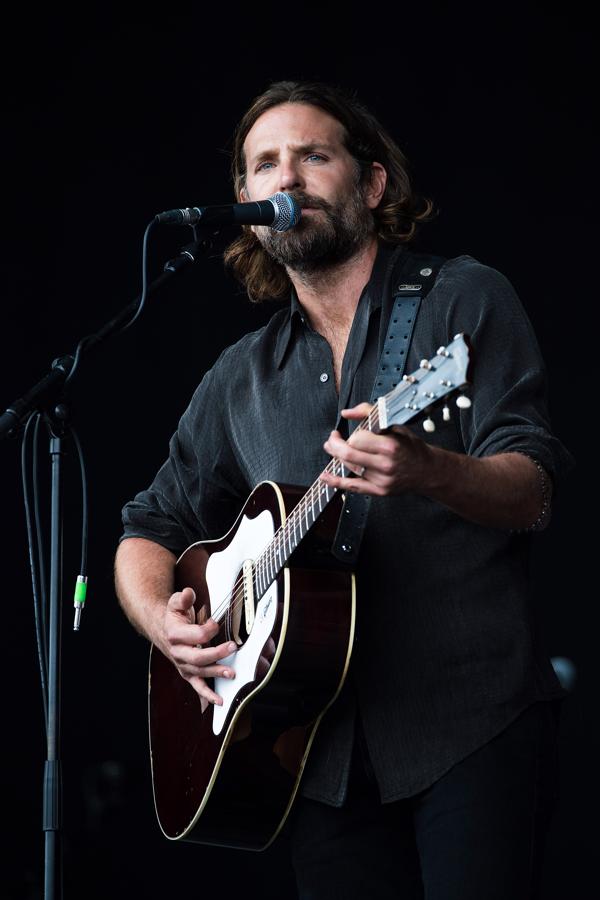 Bradley Cooper se subió al escenario del Festival de Glastombury el pasado verano, y nuestra alma fan se llenó de purpurina y corazones al verle.