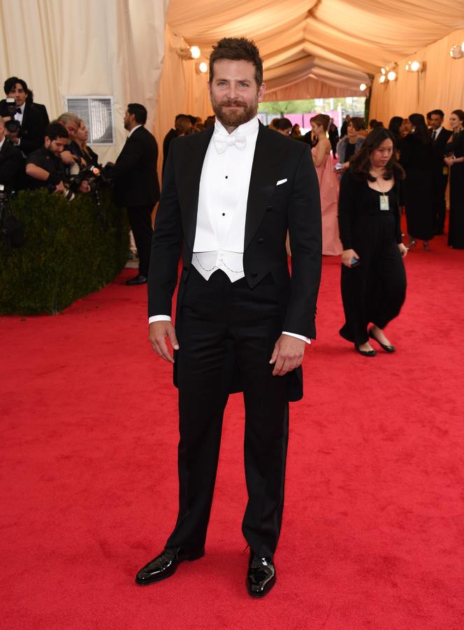 El frac es, quizá, el look masculino más difícil de defender. ¡Y Bradley Cooper saca matrícula de honor, incluso con unos kilitos de más!