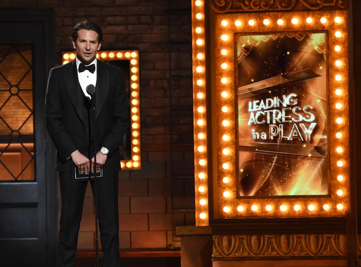 No nos cansamos de ver a Bradley Cooper con esmoquin.