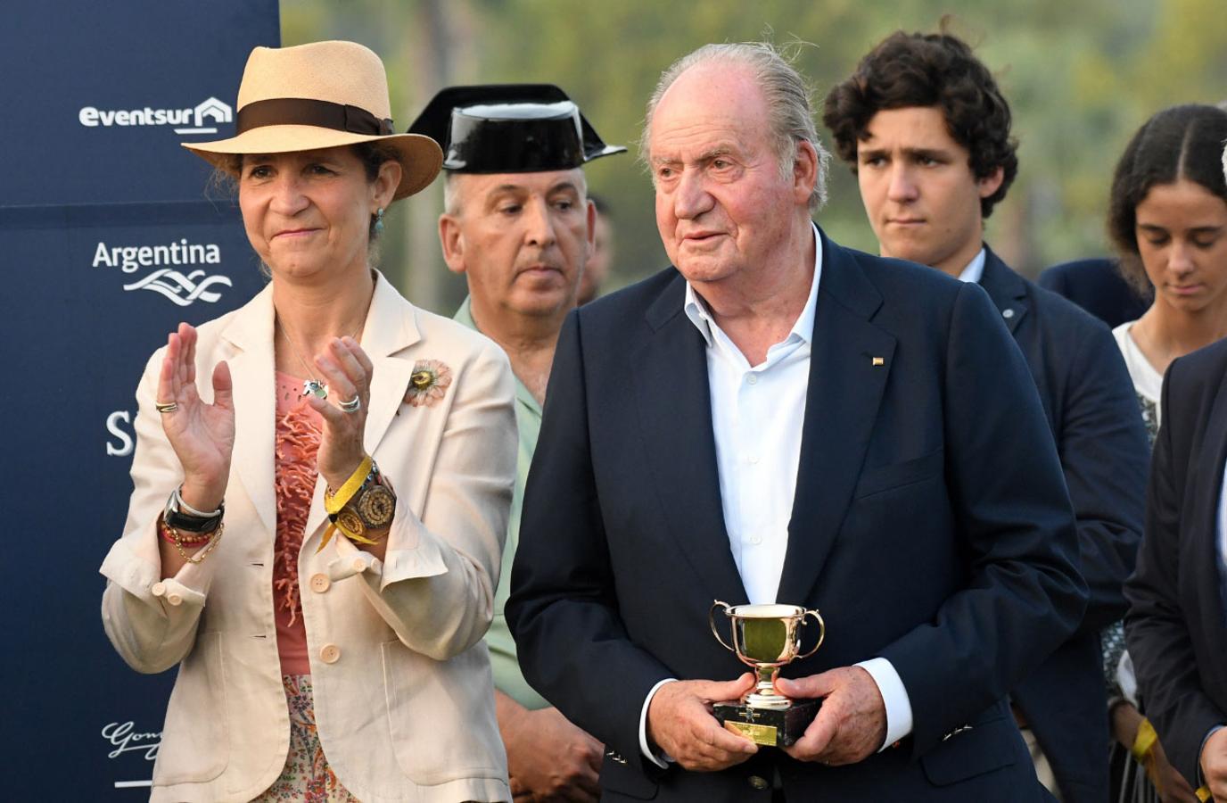 Don Juan Carlos comparte muchas aficiones con su hija Elena, el Polo y los Toros son algunas de ellas. Ambos fueron los encargador de repartir los premios en la 46 edición internacional de Polo.