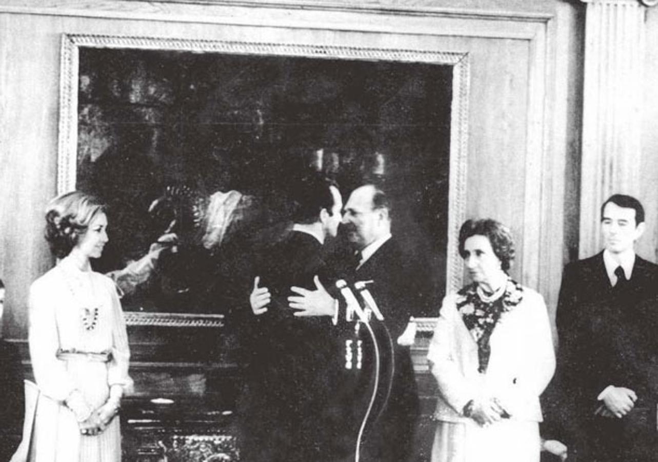 En 1977 Don Juan renunciaba a sus derechos dinásticos, en favor de su hijo Juan Carlos (dos años después de que fuera nombrado Rey).