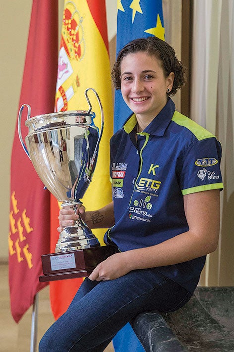 Este año se convirtió en la primera mujer en ganar una carrera en un mundial de motociclismo.