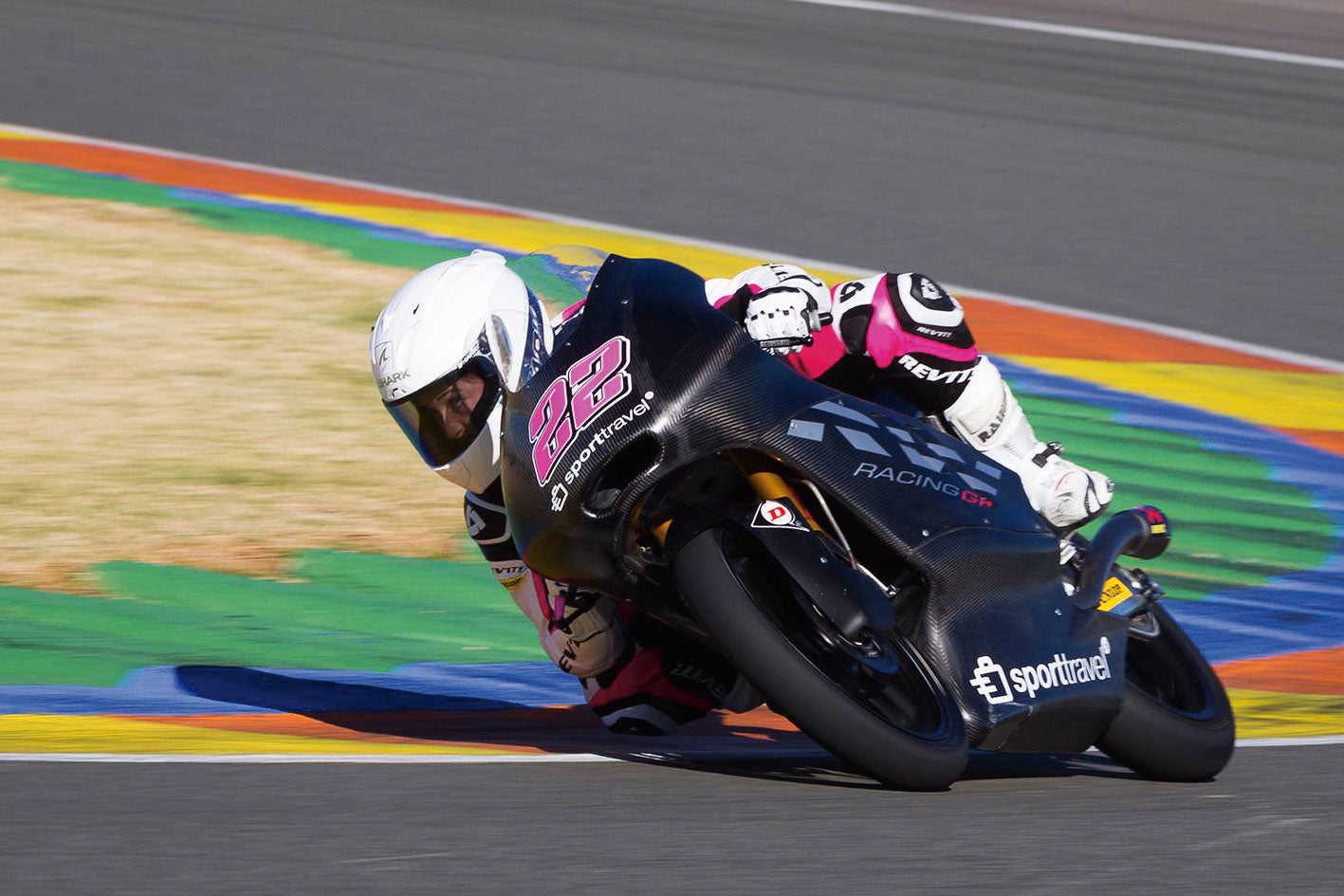 Este año se convirtió en la primera mujer en ganar una carrera en un mundial de motociclismo.
