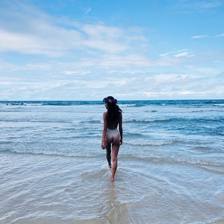 Alessandra Ambrosio disfrutando en el mar del último día del año.
