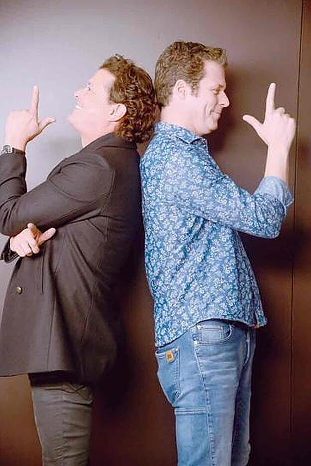 Jota Abril entrevista a Carlos Vives, que acaba de lanzar su nuevo disco: 'Vives'.