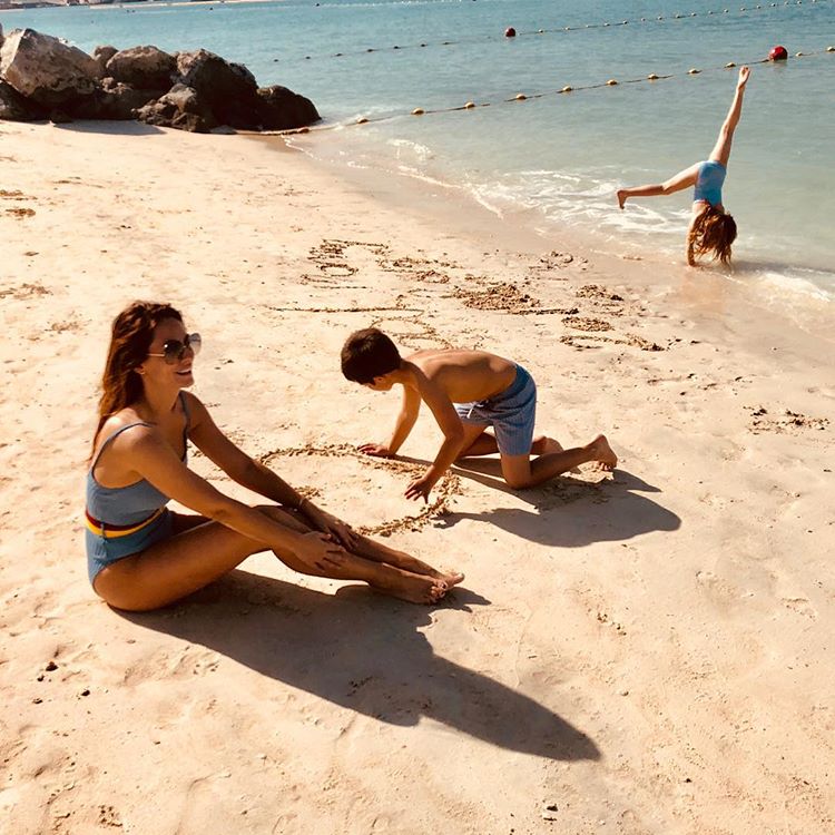 Nagore Aramburu, la mujer de Xabi Alonso, en una tierna imagen en la imagen, despidiendo el 2017, muy bien acompañada.