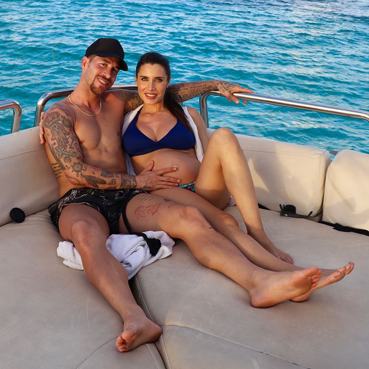 La periodista junto a Sergio Ramos, en sus últimas vacaciones del año. Podemos apreciar la evolución del embarazo de Pilar.