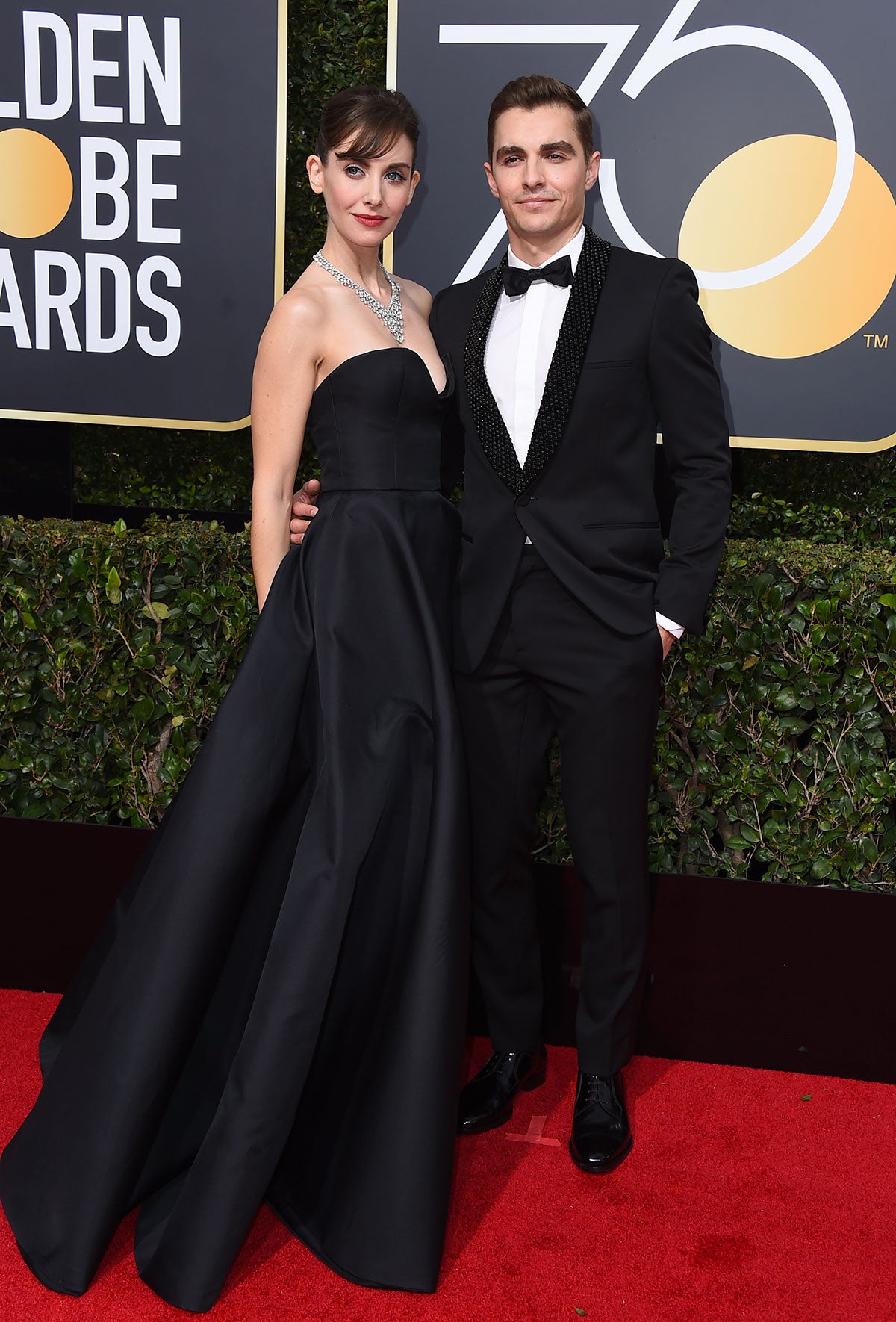 Dave Franco posa con su pareja, Alison Brie, en los Globos de Oro 2018.