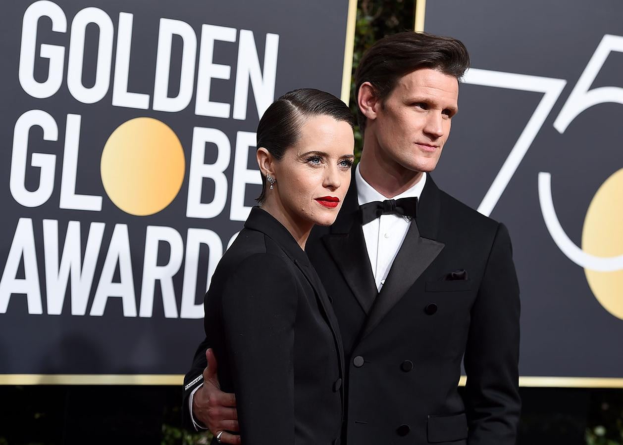 Claire Foy a su llegada, junto a Matt Smith, a los Globos de Oro 2018.