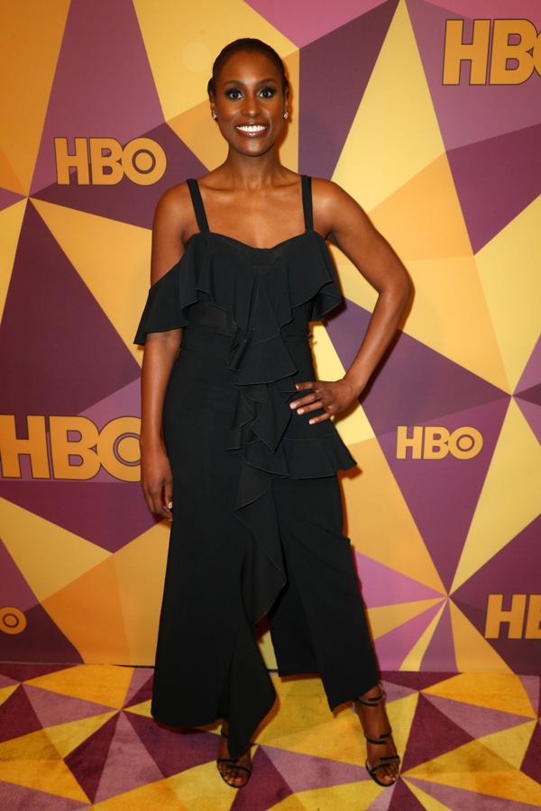 Issa Rae, la protagonista de Insecure, cambió el vestido con pierna a lo Angelina Jolie de la alfombra roja por un mono con volantes. Lo mejor del look, las originales sandalias