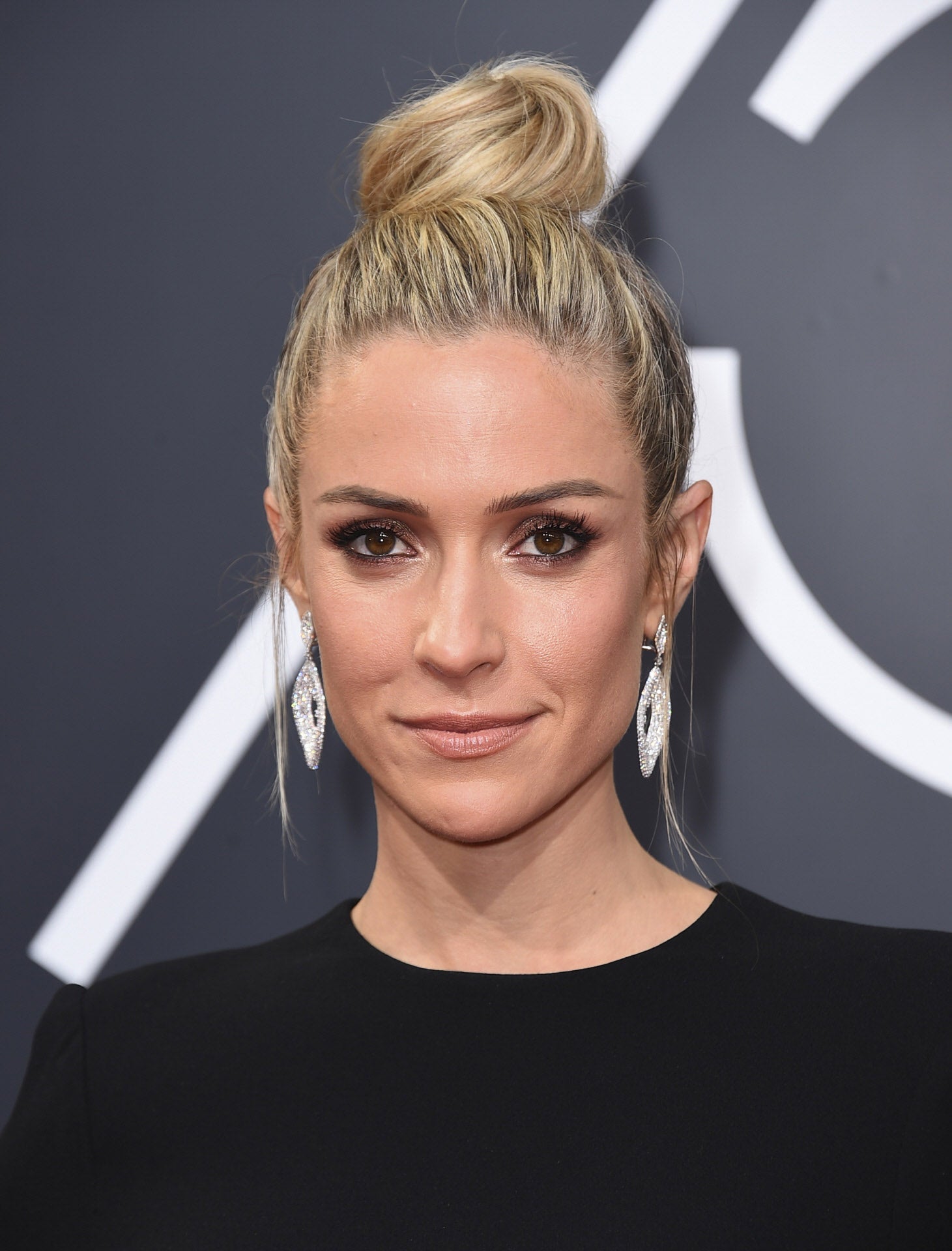 Kristin Cavallari lució un moño alto y un acertado maquillaje con sombras marrones metalizadas y labios nude.