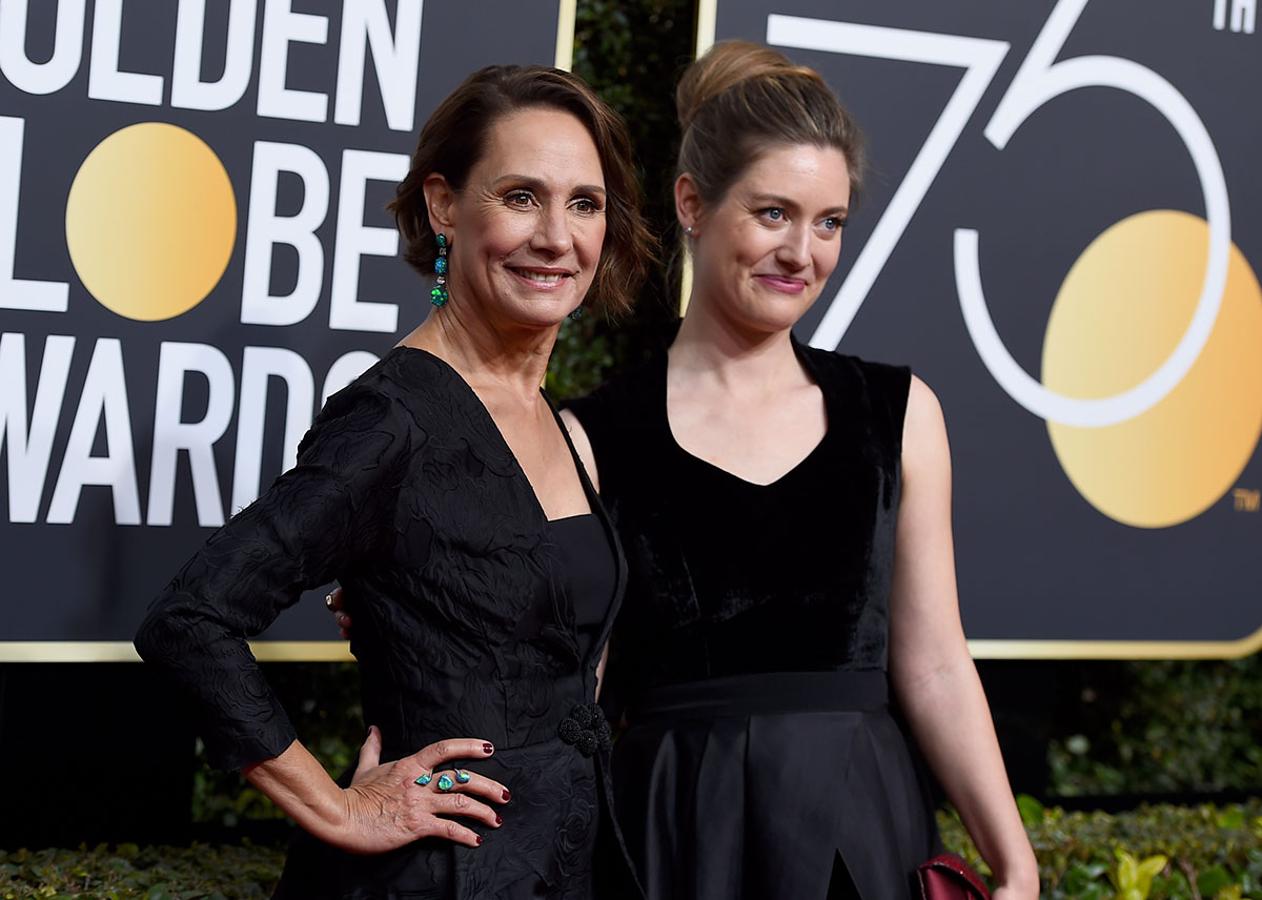 Laurie Metclaf con su hija Zoe Perry en los Globos de Oro 2018.