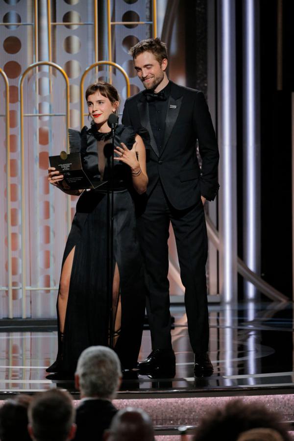 Emma Watson y Robert Pattinson protagonizaron uno de los mejores momentos de la noche al salir juntos a presentar el premio a Mejor miniserie o telefilm.