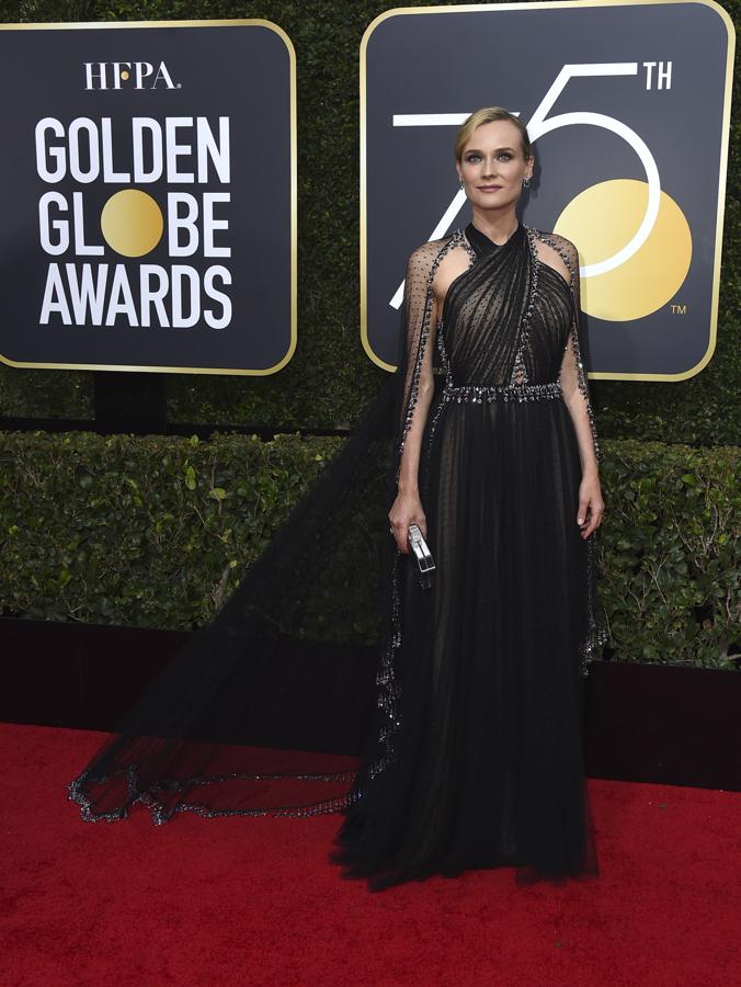 Diane Kruger, imponente con este vestido con detalles joya y capa de Prada.