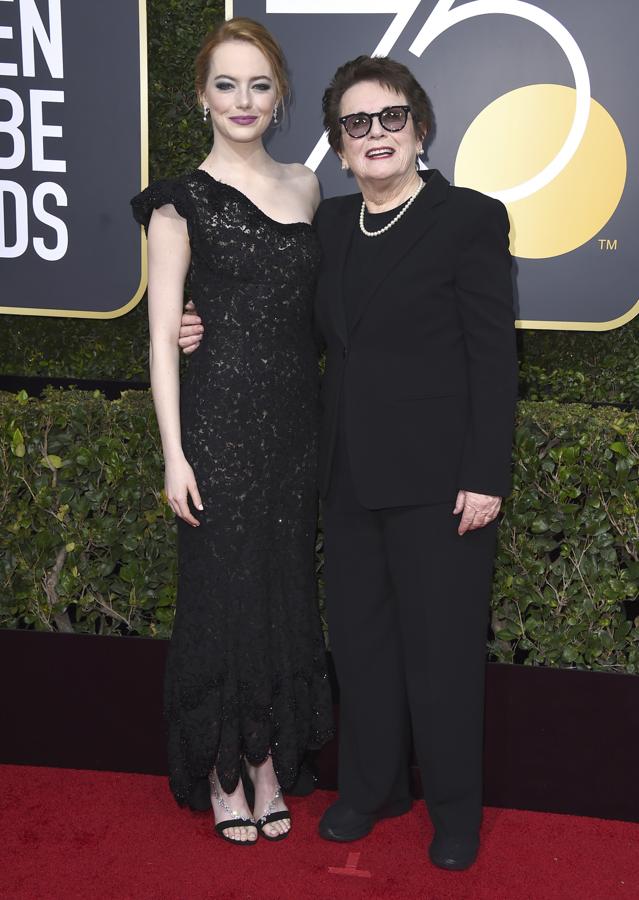 Emma Stone, que ha llegado acompañada de Billie Jean King, nos ha dejado un poco frías con su vestido de encaje negro de Louis Vuitton.