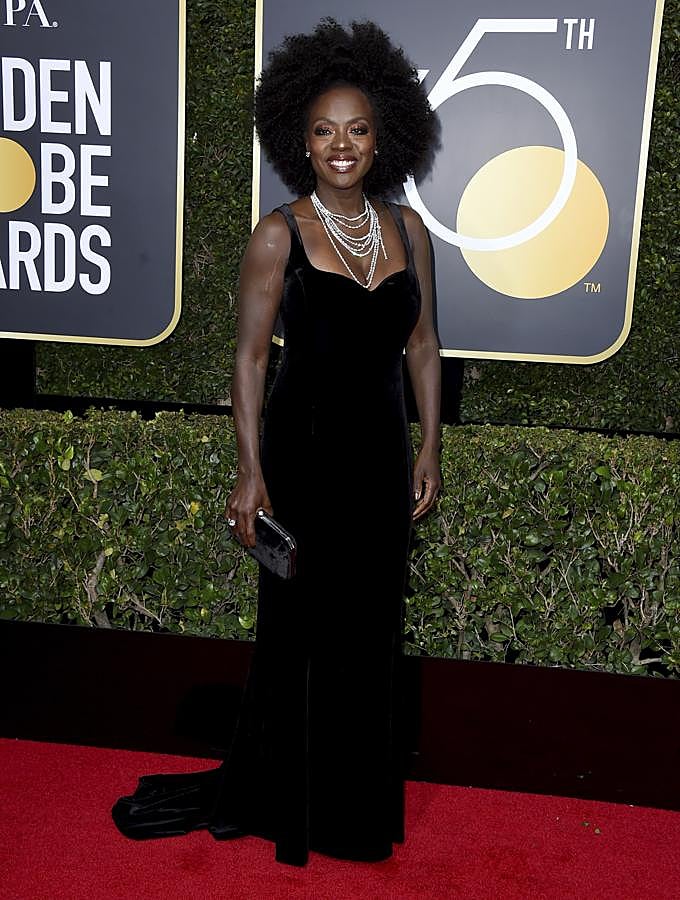 Viola Davis, con un look muy 'noventero' en terciopelo negro.