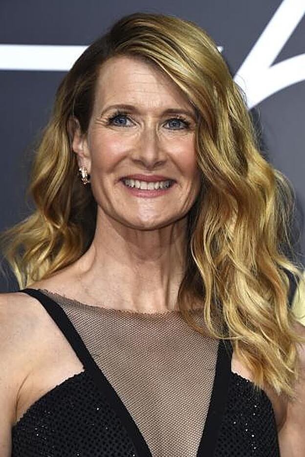 Laura Dern con ondas abiertas y raya lateral en los Globos de Oro 2018.