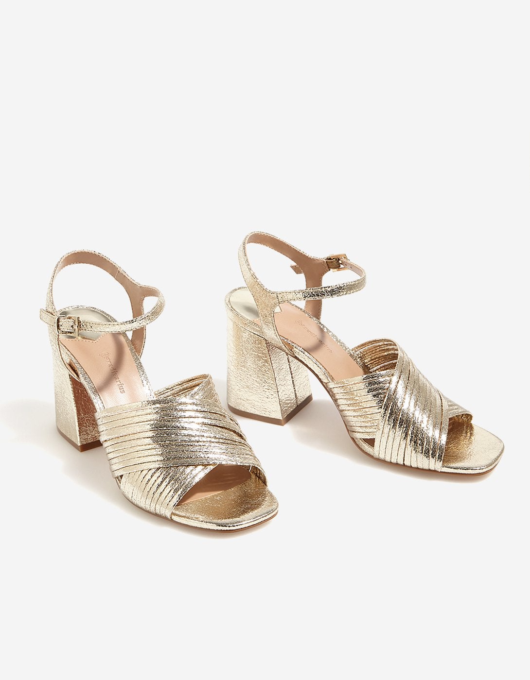 Sandalias de tacón cuadrado doradas. Precio: 12,99 euros (antes 19,95 euros)