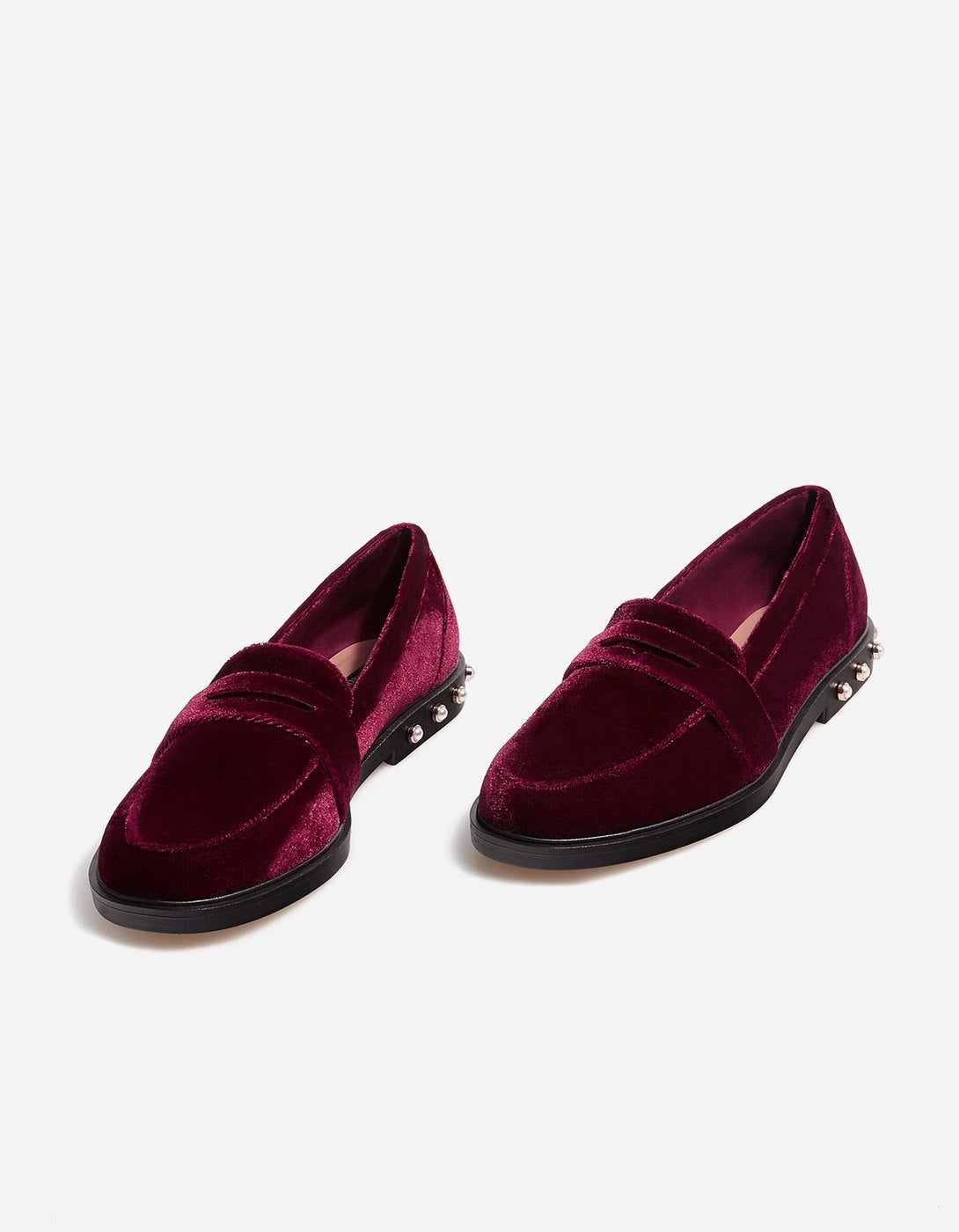 Mocasines de terciopelo con perlas en el talón. Precio: 15,95 euros (antes 25,95 euros)