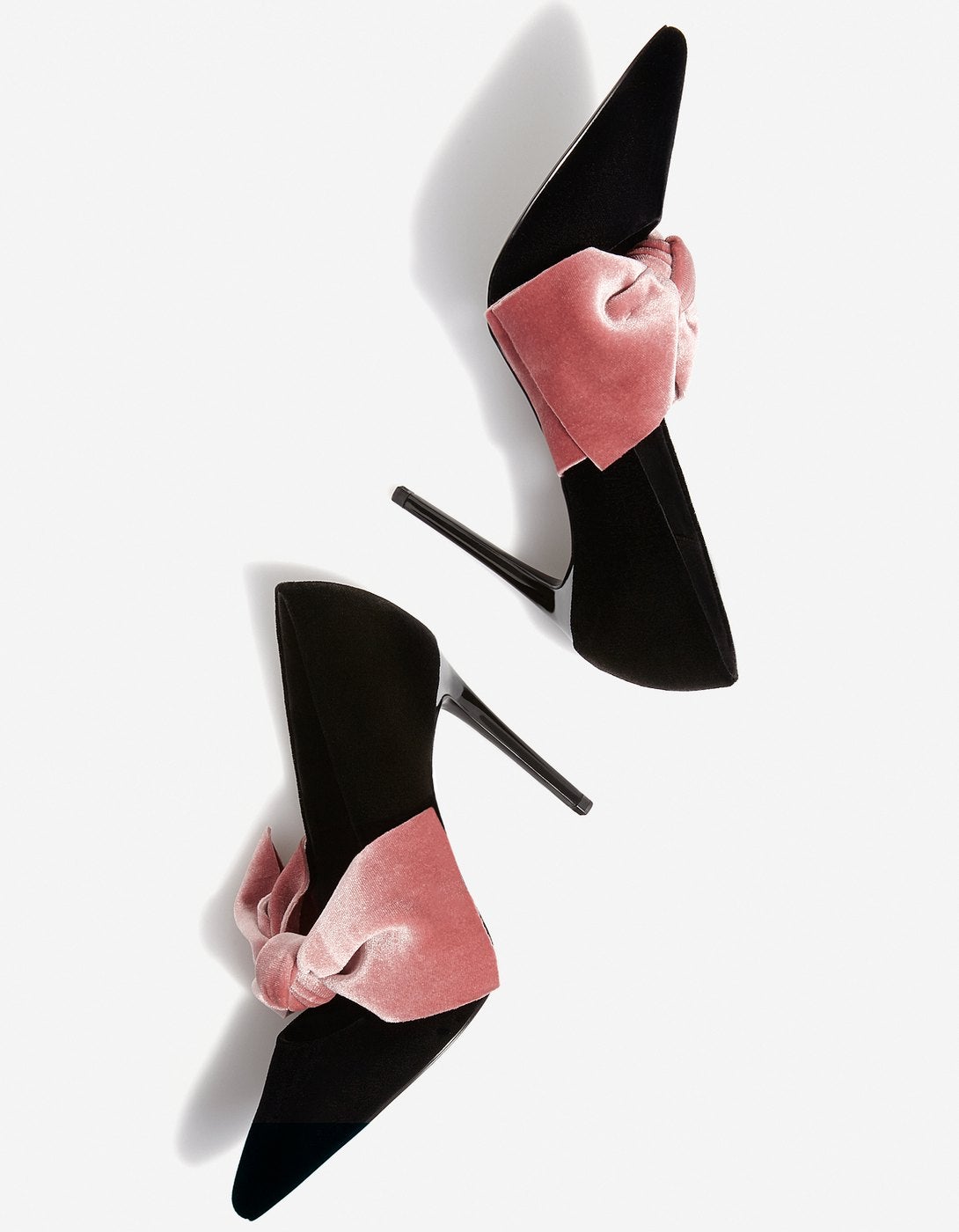 Zapatos de terciopelo con lazo rosa. Precio: 15,99 euros (antes 29,95 euros)