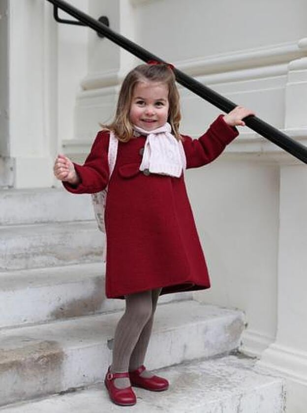 Charlotte sonriente en las escaleras de Kensington Palace.