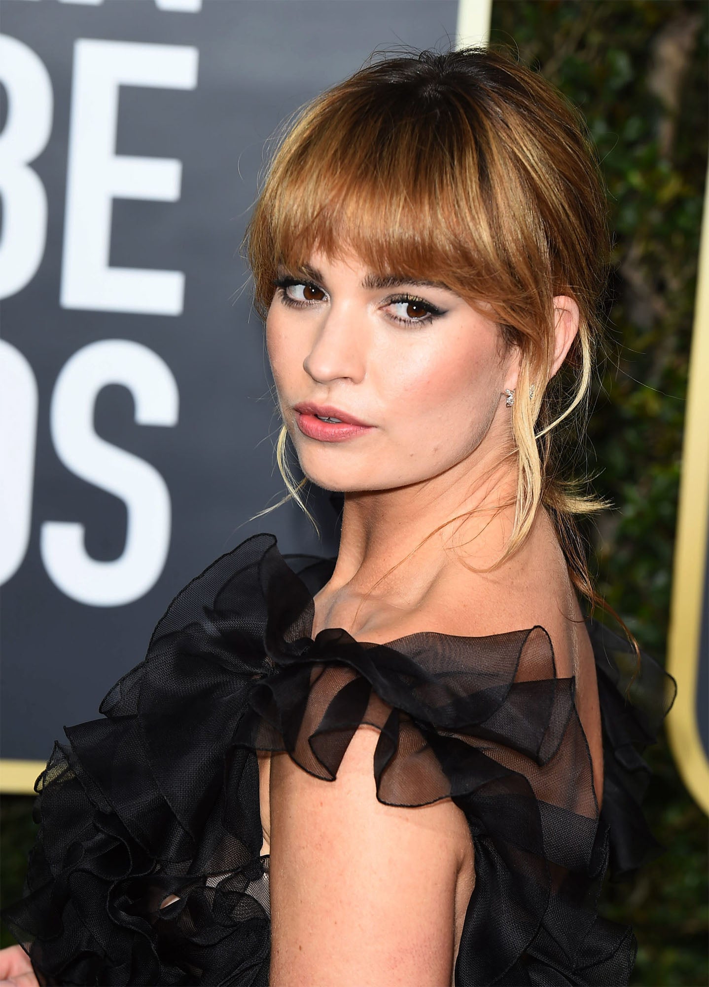 Lily James con flequillo XXL, una forma de cambiar de look sin cortar la longitud de tu melena.