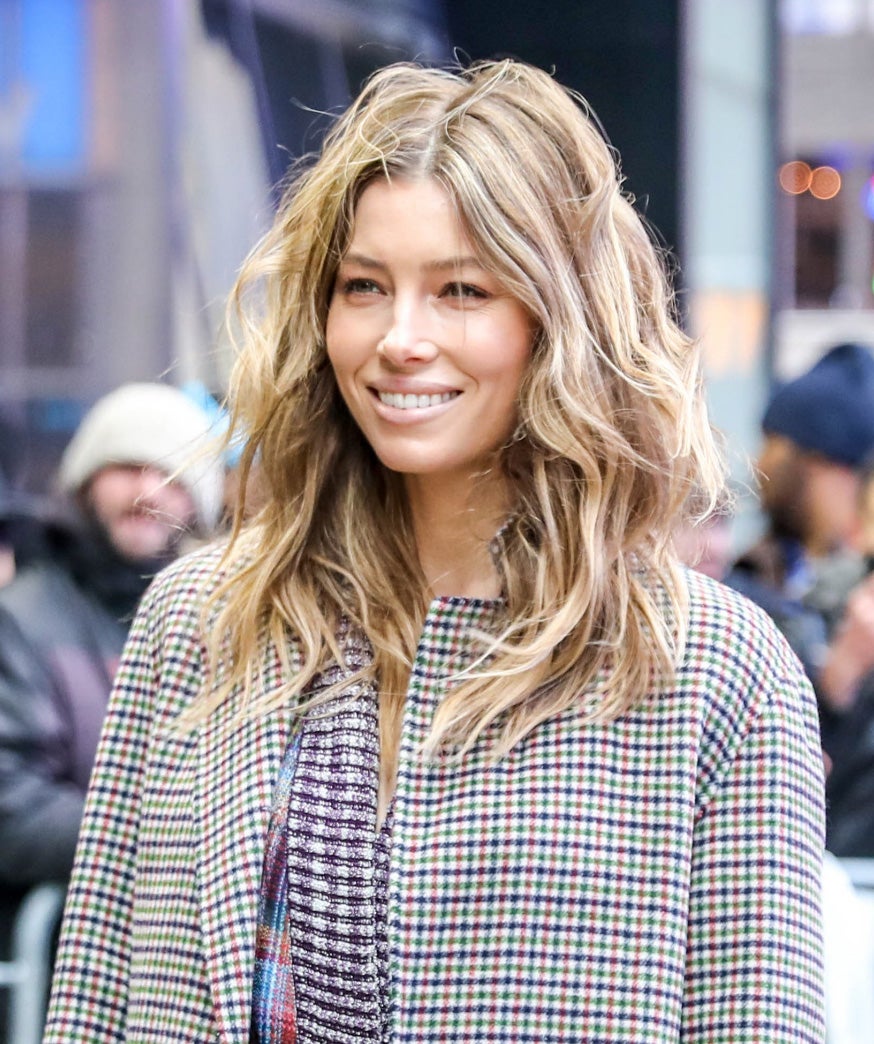 La melena larga, por debajo de los hombros, como la lleva Jessica Biel, con raya en el medio y muy capeada, es uno de los cortes de pelo que se llevarán esta primavera.