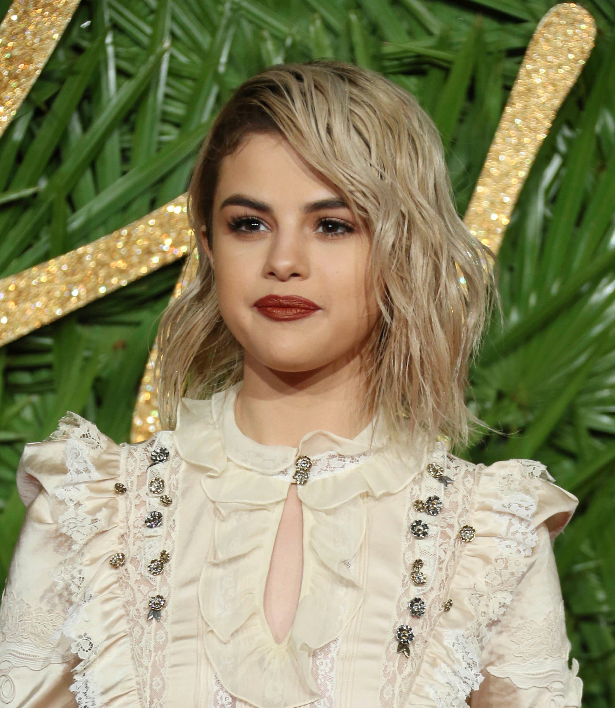 Selena Gómez con un bob largo con capas, peinado con raya a un lado y mucha textura.