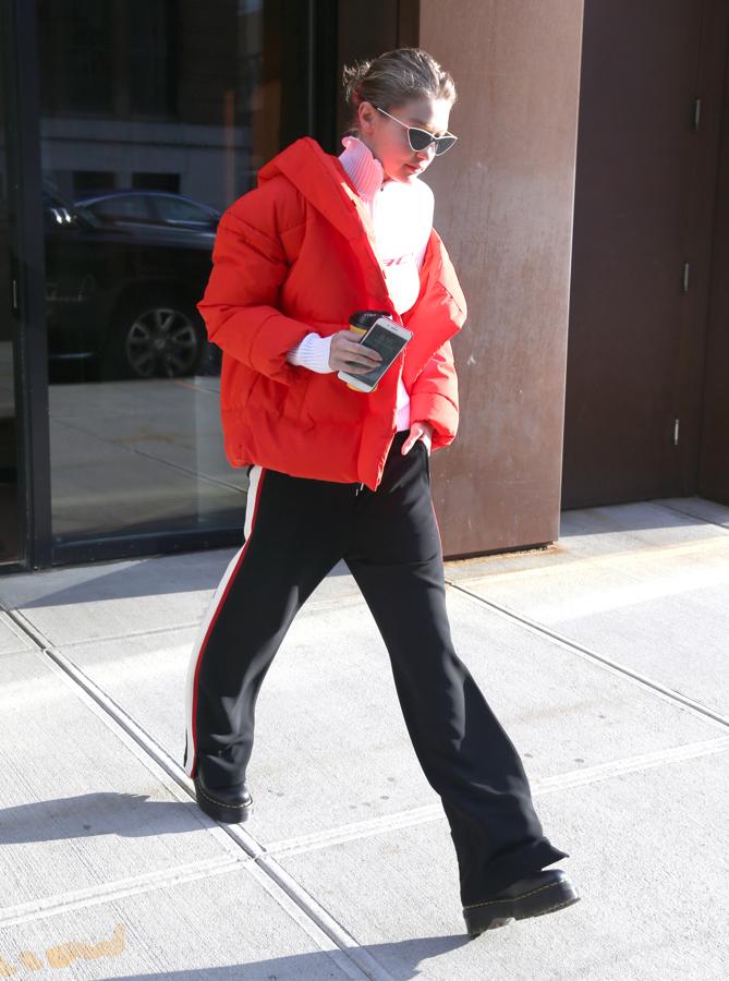 Pantalón con rayas laterales en blanco y rojo, los mismos tonos de su jersey y abrigo. Seguro que por las noches se deja la ropa preparada. Tanta precisión no es casualidad
