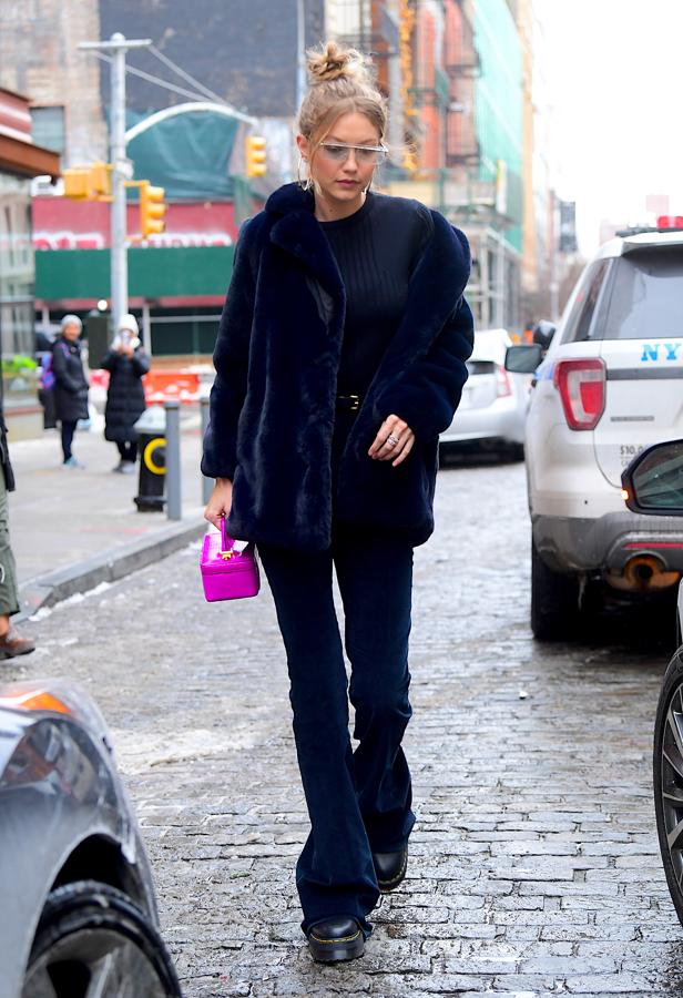 Su abrigo de pelo azul marino de Sezane nos ha conquistado, pero los pantalones de pana y el jersey de Nina Ricci tampoco se quedan atrás, que combinó con unas botas