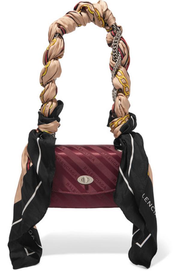 Bolso de satén con asa de pañuelo de Balenciaga para Net a porter. Precio: 810 (antes 1350 euros).