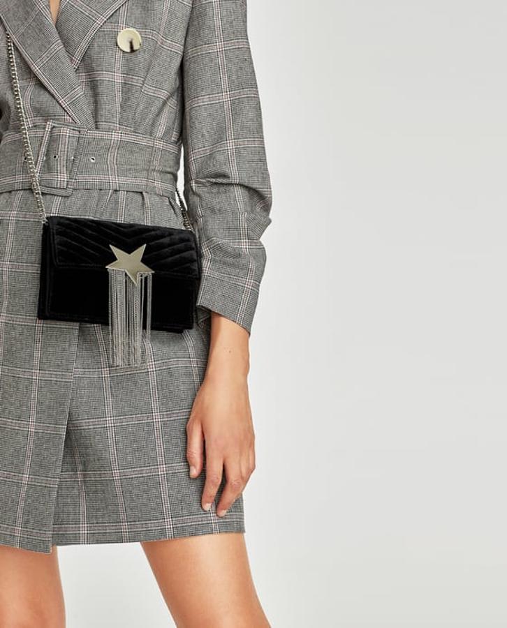 Bolso con flecos metalizados y estrella de Zara. Precio: 15,99 euros (antes 25,95 euros)