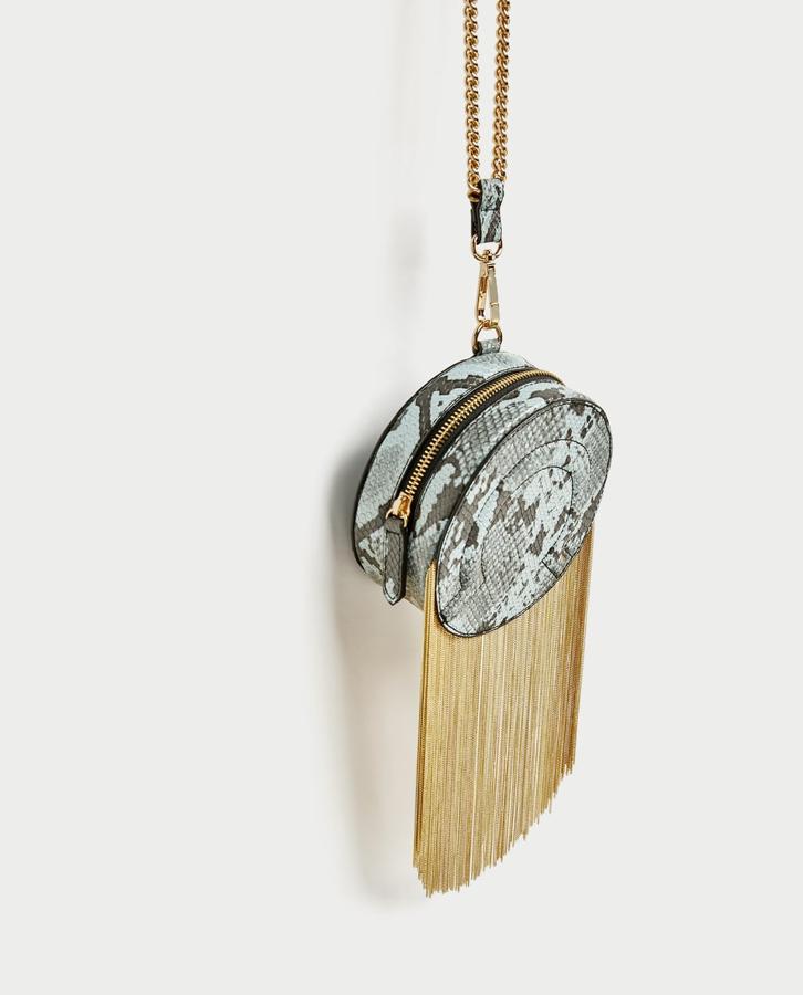 Bolso con estampado de serpiente y flecos dorados de Zara. Precio: 15,99 euros (antes 29,95 euros)