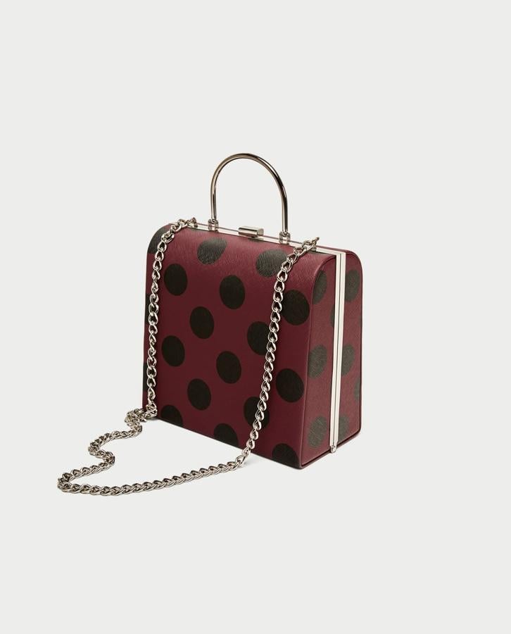 Bolso con topos de Zara. Precio: 19,99 euros (29,95 euros)