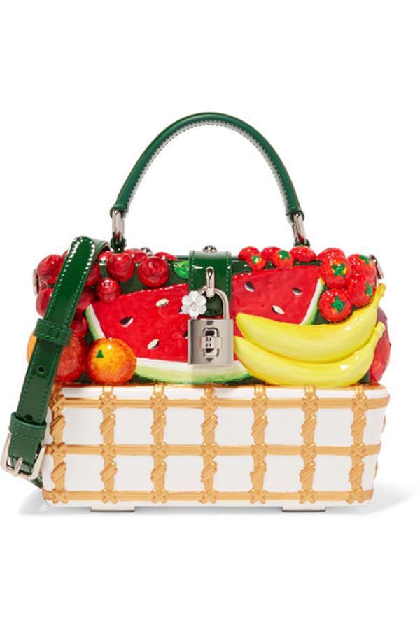Bolso tipo cesta con frutas de Dolce & Gabbana. Precio: 2975 euros (antes 5950 euros)