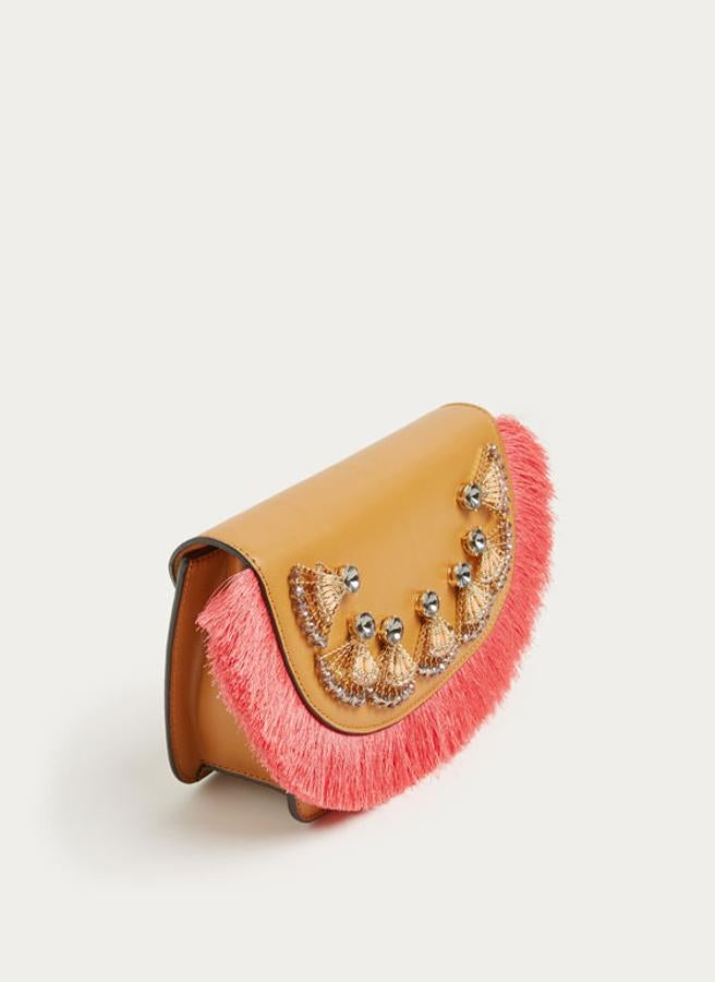 Bolso con flecos y pedrería de Uterqüe. Precio: 79,95 euros (antes 119 euros)