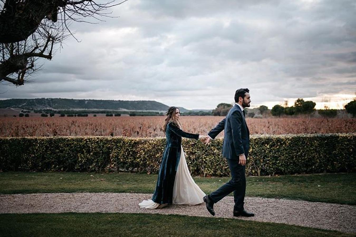¡Nos encantan las bodas de invierno! Y más si la novia lleva un vestido maravilloso como este de Teresa Helbig y una joya de abrigo de T.ba (Foto: Ana Encabo)