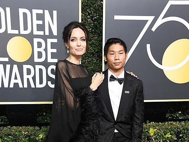 Angelina Jolie junto a su hijo Pax Thien Jolie-Pitt en los Globos de Oro 2018