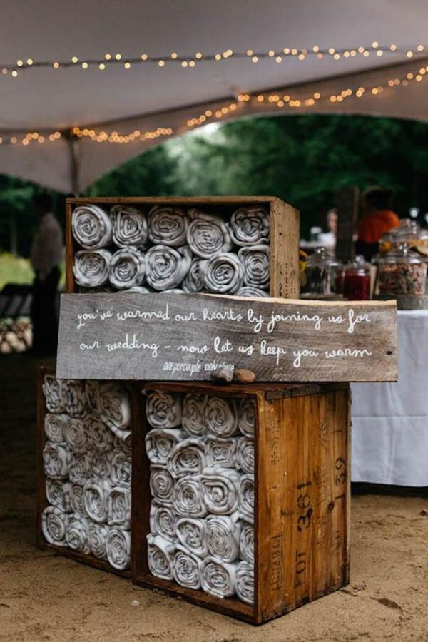 Otra bonita idea (¡con mensaje!) para ofrecer cálidas mantitas a tus invitados. (Foto: Pinterest).