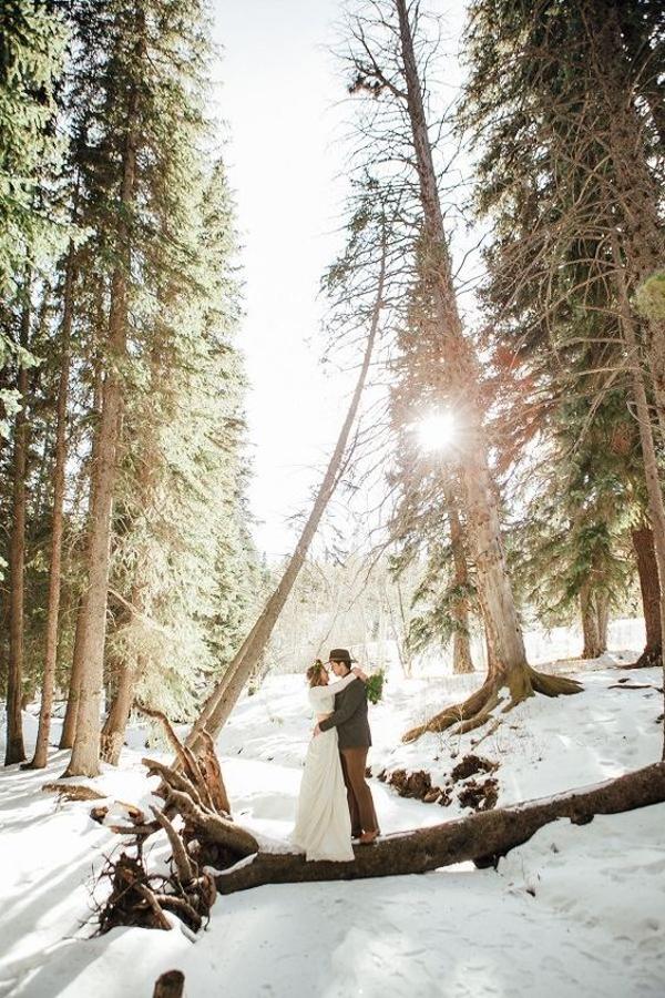 ¡Nos encantan las sesiones de pareja en medio de un bosque nevado! (Foto: Pinterest).