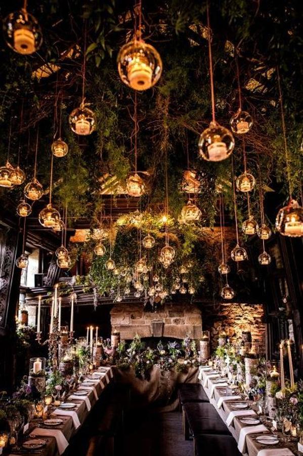 La madera, las plantas de temporada y las velas aportan calidez al espacio del banquete de vuestra boda. (Foto: Pinterest)