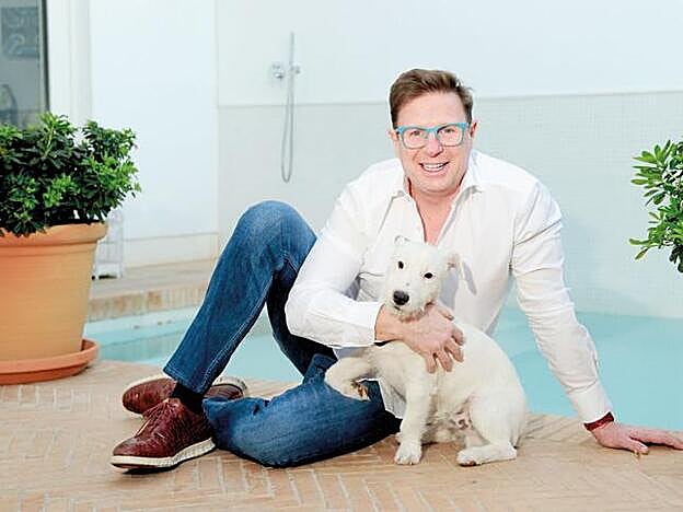 Jorge Cadaval junto a uno de sus perros.