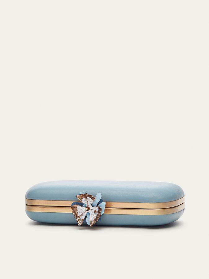 Bolso de piel con detalle joya de Massimo Dutti. Precio: 39,95 (antes 79,95 euros)