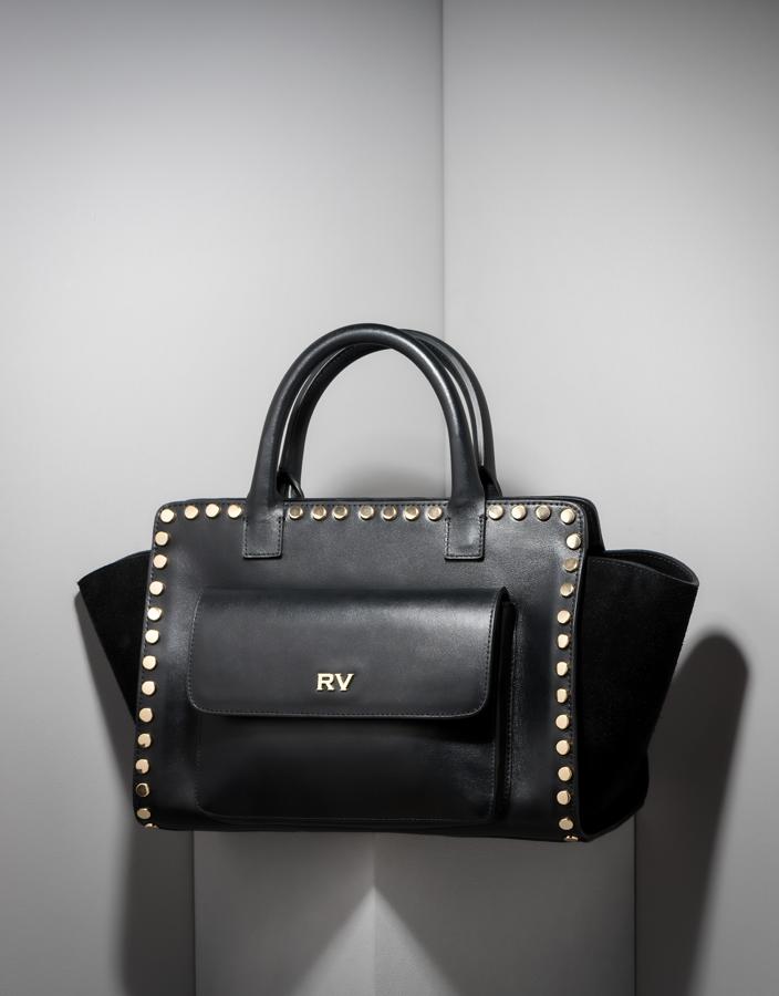 Bolso de piel con tachuelas de Roberto Verino. Precio: 245 euros (antes 350 euros).