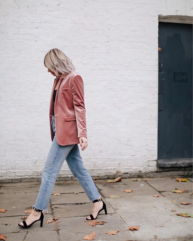 Un traje de terciopelo es una buena inversión. Aunque pienses que solo lo vas a usar para una fiesta, puedes darle mucho uso por separado. Y @astylealbum lo hace.