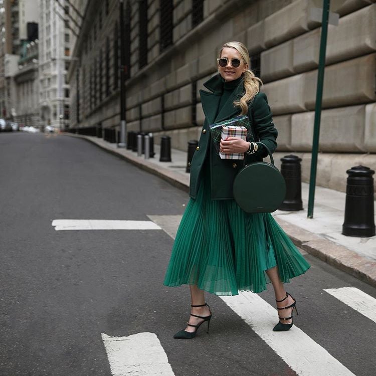 Lo mismo ocurre con una falda midi plisada. ¿Te habías imaginado que podría quedar así de bien con un abrigo y unos zapatos de tiras como en este look de @blaireadiebee?